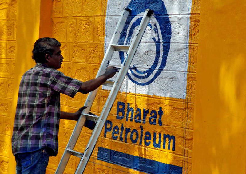 &copy; Reuters. FOTO DE ARQUIVO: Um homem pinta o logotipo da refinaria de petróleo Bharat Petroleum Corp (BPCL) em uma parede nos arredores de Kochi, Índia, 21 de novembro de 2019. REUTERS/Sivaram V//File Photo
