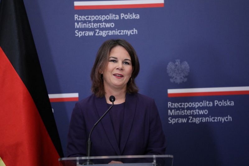&copy; Reuters. وزيرة الخارجية الألمانية أنالينا بيربوك تتحدث خلال مؤتمر صحفي في وارسو يوم الثلاثاء. صورة لرويترز (يحظر البيع أو التحرير داخل بولندا).