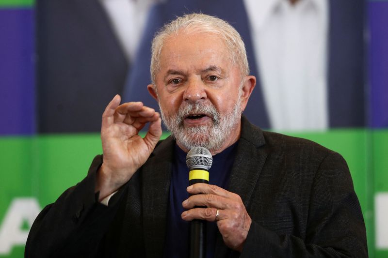 &copy; Reuters. El expresidente de Brasil y actual candidato a la presidencia, Luiz Inácio Lula da Silva, habla durante una reunión con asociados de la campaña para la segunda vuelta de las elecciones, en Sao Paulo, Brasil, el 3 de octubre de 2022. REUTERS/Carla Carni