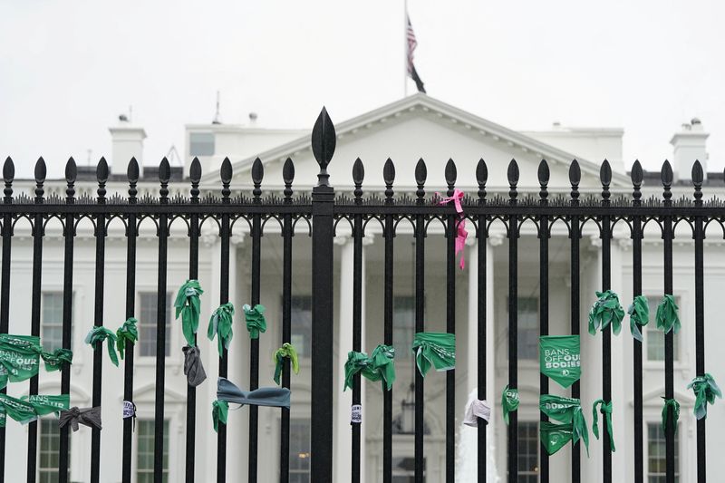 © Reuters. FILE PHOTO: Bandanas hang along the White House fence as Women's March activists protest in the wake of the U.S. Supreme Court's decision to overturn the landmark Roe v. Wade abortion decision in Washington, D.C., U.S., July 9, 2022. REUTERS/Joshua Roberts