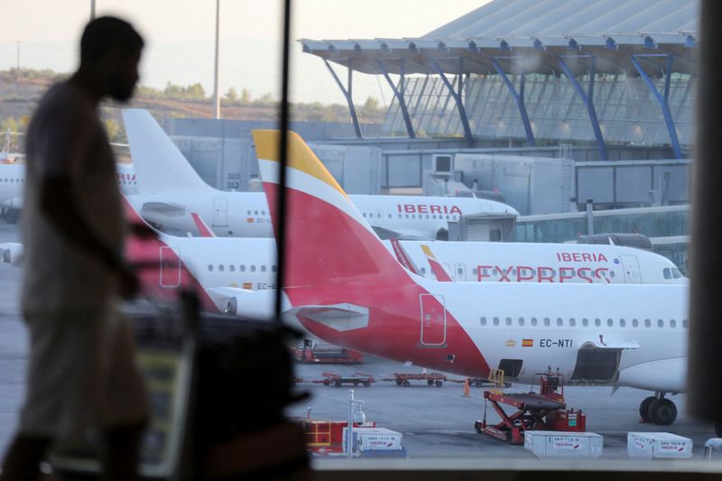 &copy; Reuters. FOTO DE ARCHIVO. Aviones de Iberia en la pista del aeropuerto Adolfo Suárez Madrid-Barajas, en Madrid, España