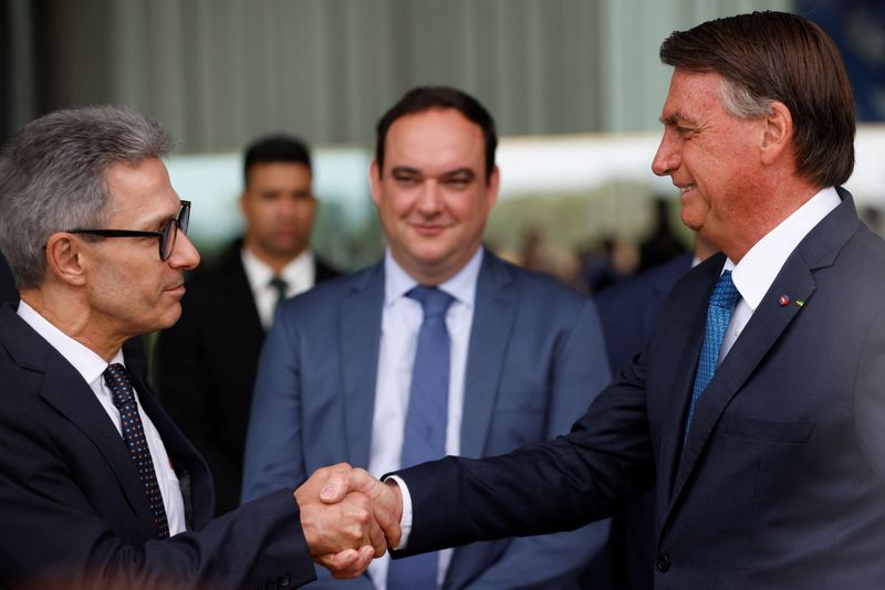 © Reuters. Governador reeleito de Minas, Romeu Zema, cumprimenta presidente Jair Bolsonaro no Palácio da Alvorada, em Brasília
04/10/2022 REUTERS/Adriano Machado