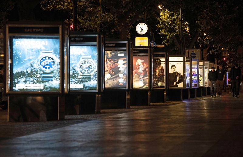 &copy; Reuters. FILE PHOTO: Shop advertisement is illuminated after 10pm at night at Kurfuerstendamm shopping street in Berlin, Germany September 1, 2022. REUTERS/Lisi Niesner/File Photo