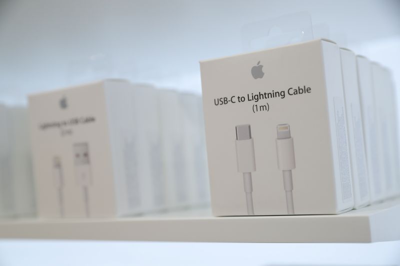 © Reuters. Adaptadores USB-C para cabo Lightning em loja da Apple em Chicago
19/10/2017
REUTERS/John Gress