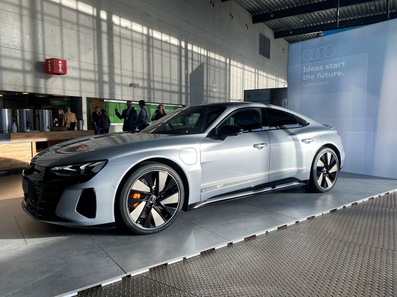 © Reuters. FILE PHOTO: Audi RS e-tron GT is displayed at a car show in Oslo, Norway, November 10, 2021. Picture taken November 10, 2021. REUTERS/Victoria Klesty/File Photo