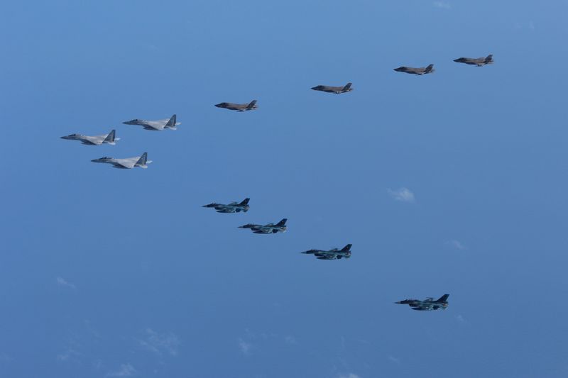 &copy; Reuters. إن طائرات مقاتلة من الولايات المتحدة واليابان تجري تدريبا عسكريا مشتركا قبالة جزيرة كيوشو في أقصى جنوب اليابان في صورة حصلت عليها رويترز من