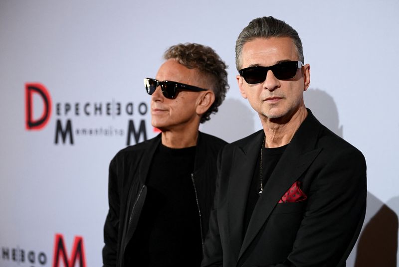 &copy; Reuters. El vocalista principal Dave Gahan y Martin Gore de la banda británica Depeche Mode posan durante una sesión de fotos en el teatro Berliner Ensemble en Berlín, Alemania. 4 de octubre de 2022. REUTERS/Annegret Hilse