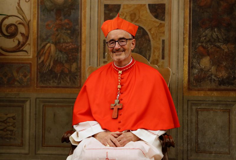 &copy; Reuters. IMAGEN DE ARCHIVO: El nuevo cardenal de Canadá, Michael Czerny, espera para reunirse con los miembros de su familia después de una ceremonia consistorial en el Vaticano, el 5 de octubre, 2019. REUTERS/Remo Casilli