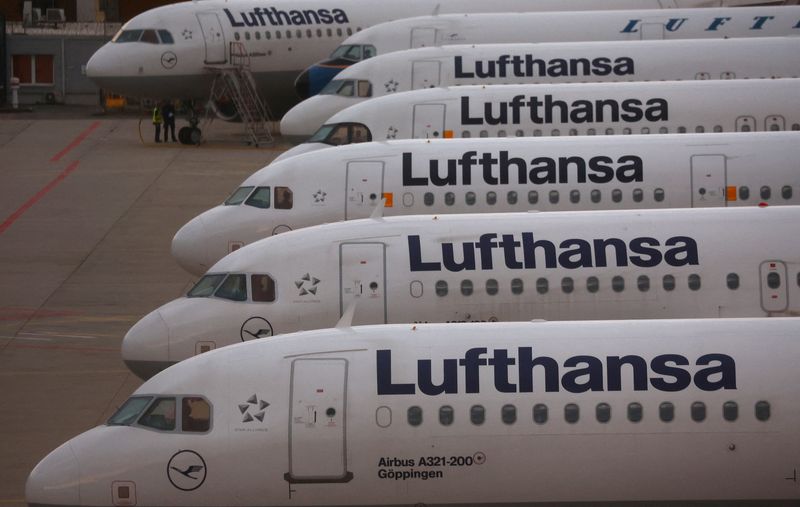 &copy; Reuters. FILE PHOTO: Planes of German air carrier Lufthansa are parked as Lufthansa pilots start a strike over a wage dispute, at the airport in Frankfurt, Germany, September 2, 2022.  REUTERS/Kai Pfaffenbach/File Photo