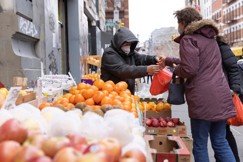 &copy; Reuters. Barraca de frutas e vegetais em Manhattan, Nova York
28/03/2022. REUTERS/Andrew Kelly