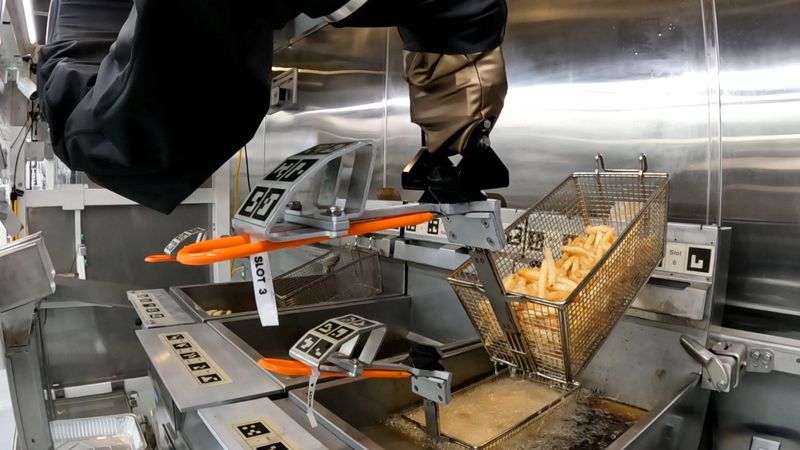 © Reuters. Robô Flippy 2 tira batatas fritas de uma fritadeira em um laboratório do fabricante Miso Robotics Inc em Pasadena, Califórnia, EUA
27/09/2022
Sandra Stojanovic/REUTERS TV via REUTERS