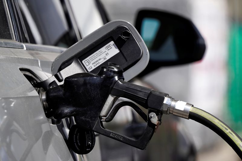 &copy; Reuters. A gas pump is inserted inside an Audi vehicle at a Mobil gas station in Beverly Boulevard in West Hollywood, California, U.S., March 10, 2022.  REUTERS/Bing Guan