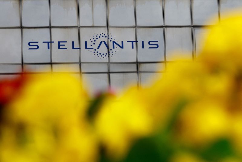 &copy; Reuters. FILE PHOTO: Stellantis logo is seen on the company's headquarters in Poissy near Paris, France, February 20, 2022. REUTERS/Gonzalo Fuentes/File Photo