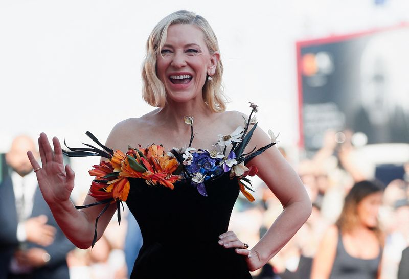 &copy; Reuters. La actriz Cate Blanchett, miembro del reparto, reacciona a su llegada a la alfombra roja por el estreno de la película "TAR" en la competencia de la edición 79 del Festival de Cine de Venecia, en Venecia, Italia. 1 de septiembre, 2022. REUTERS/Guglielmo