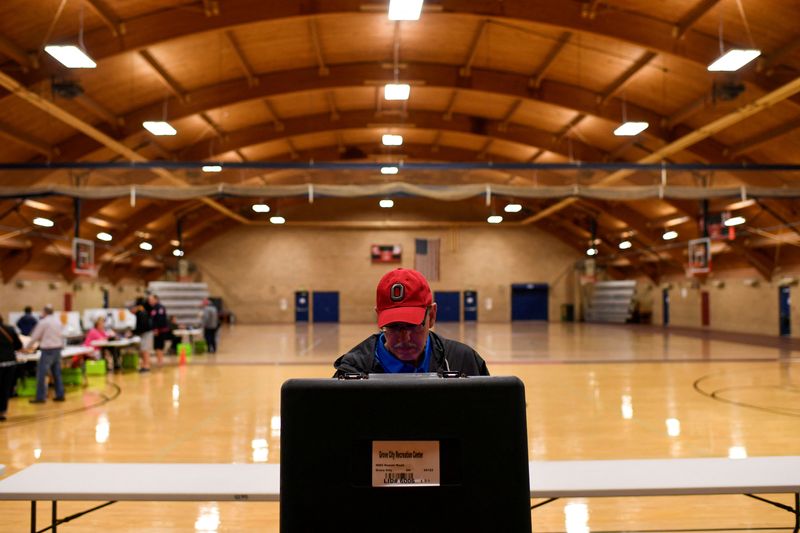 &copy; Reuters. FILE PHOTO: A voter casts his ballot for the midterm primary election in Grove City, Ohio, U.S. May 3, 2022. REUTERS/Gaelen Morse/File Photo