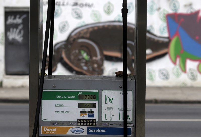 © Reuters. Bomba de combustível em posto da Petrobras no Rio de Janeiro
30/09/2015
REUTERS/Ricardo Moraes