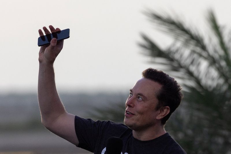 © Reuters. FILE PHOTO: Elon Musk raises his phone towards the sky during a news conference at the SpaceX Starbase, in Brownsville, Texas, U.S., August 25, 2022. REUTERS/Adrees Latif/