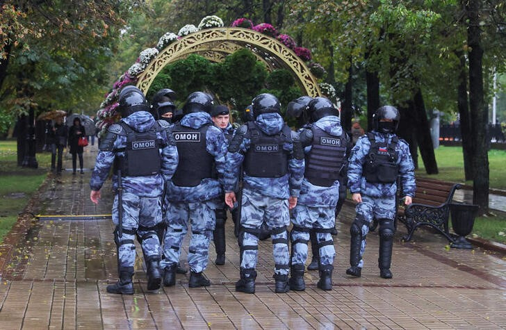 © Reuters. Russian law enforcement officers. REUTERS/REUTERS PHOTOGRAPHER