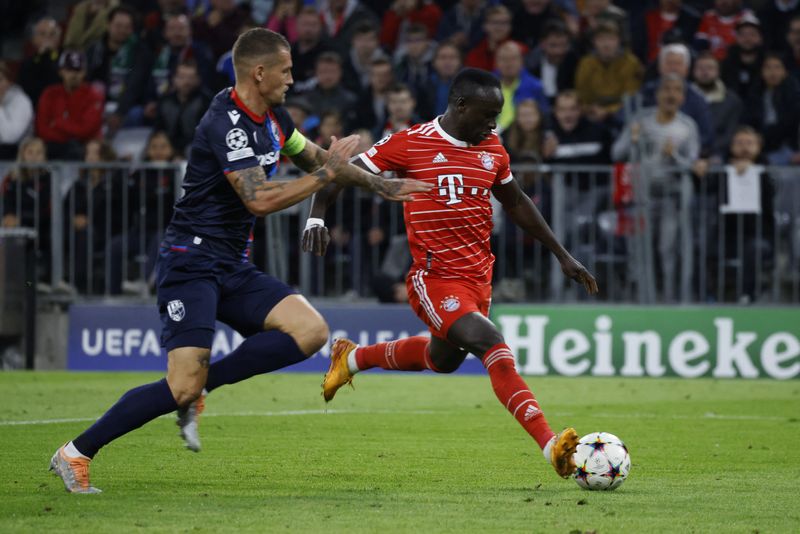&copy; Reuters. Sadio Mané marca o terceiro gol do Bayern de Munique contra o Viktoria Plzen na Liga dos Campeões. REUTERS/Michaela Rehle