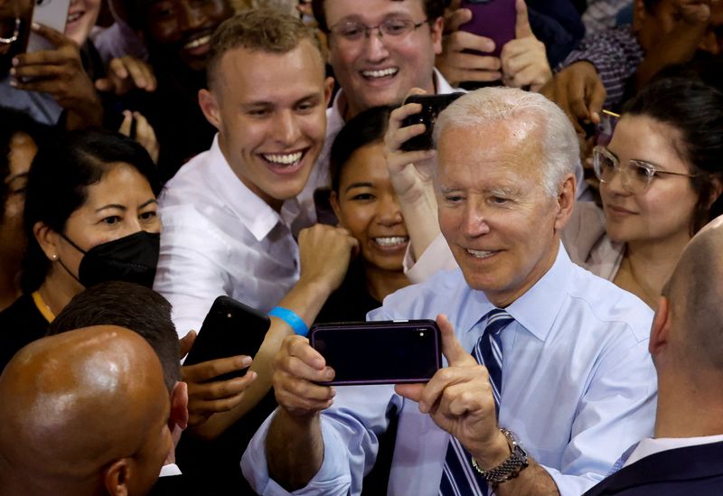 Biden approval drops to 40%, according to Reuters/Ipsos