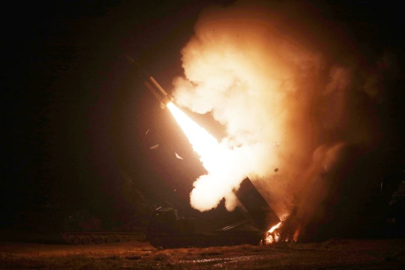 © Reuters. A surface-to-surface missile is fired into the sea off the east coast in this handout picture provided by the Defense Ministry, South Korea, October 5, 2022. South Korean Defense Ministry/Handout via REUTERS 