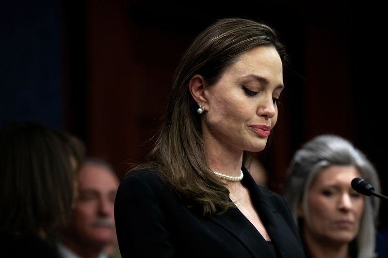 Angelina Jolie acusa a su exmarido Brad Pitt de malos tratos en los tribunales