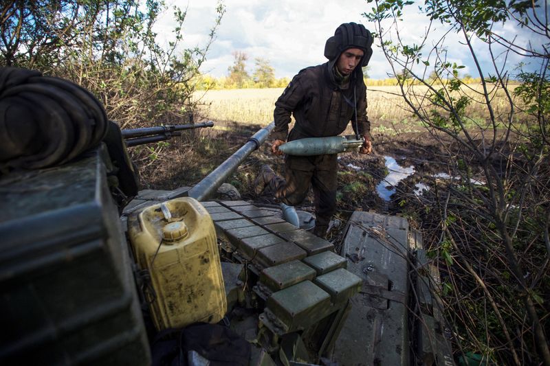&copy; Reuters. Integrante das forças ucranianas carrega munição de tanque próximo à linha de frente na região de Bakhmut, em Donetsk. REUTERS/Anna Kudriavtseva