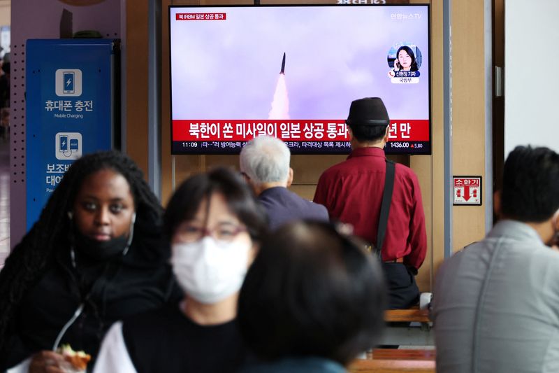 &copy; Reuters. FILE PHOTO: People watch a TV broadcasting a news report on North Korea firing a ballistic missile over Japan, at a railway station in Seoul, South Korea, October 4, 2022. REUTERS/Kim Hong-Ji