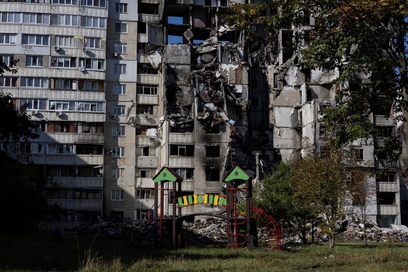&copy; Reuters. 　ウクライナ東部ハリコフに１人で暮らすオルガ・コブザールさん（７０）は、ロシア軍の砲撃を受けて廃墟と化した団地の１室で、間もなく訪れる厳しい冬を乗り越えようとしている。写