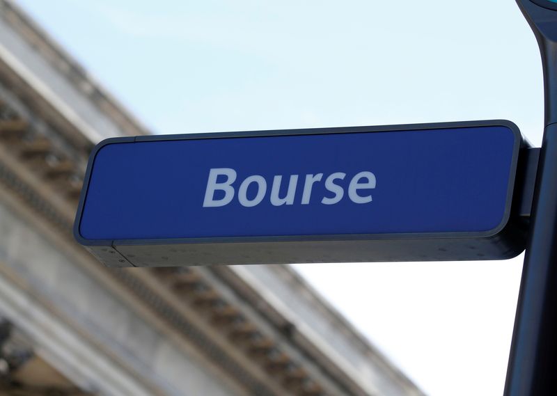 &copy; Reuters. Le mot Bourse est visible sur un panneau près du Palais Brongniart. /Photo prise le 6 août 2018/REUTERS/Regis Duvignau
