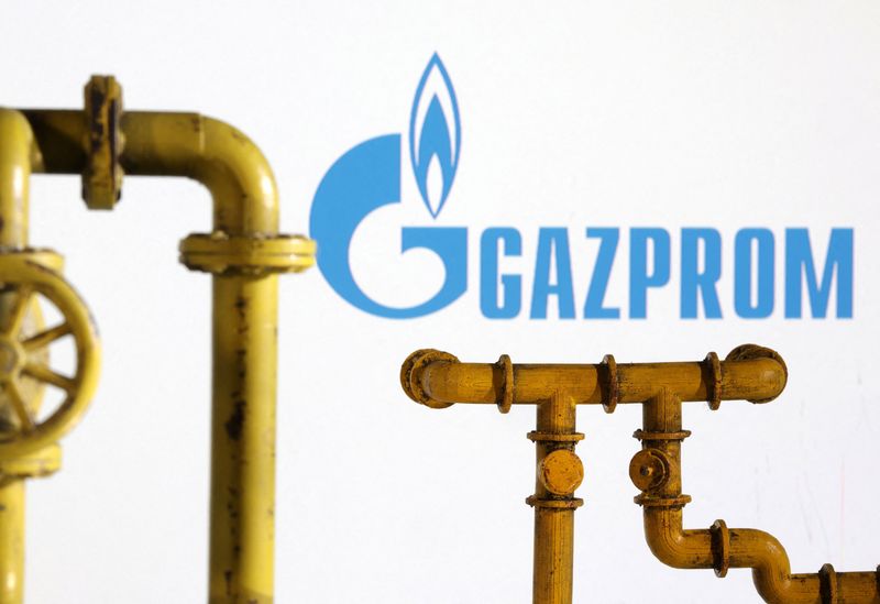 &copy; Reuters. FOTO DE ARCHIVO: Un modelo a escala de tuberías de gas natural frente al logotipo de Gazprom
