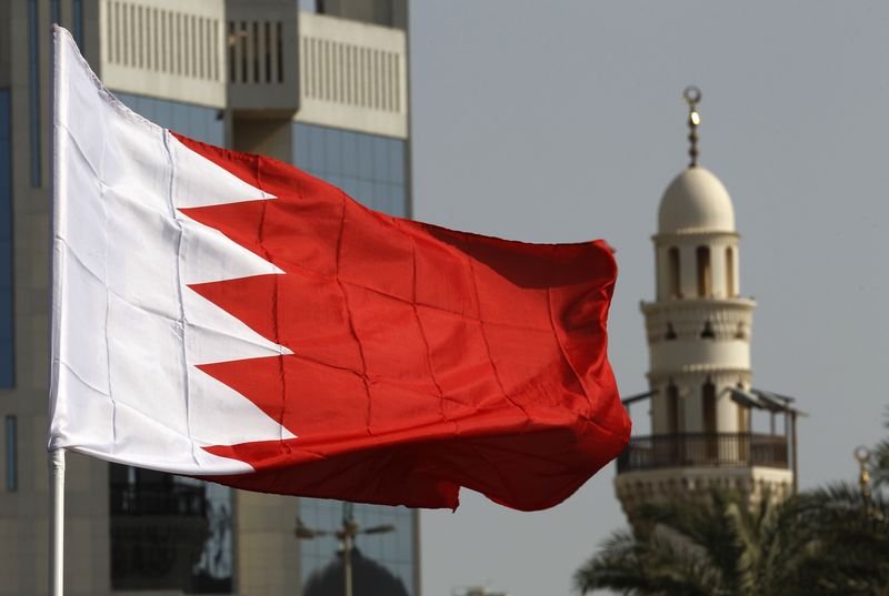 © Reuters. العلم البحريني يرفرف أمام مسجد في المنامة بصورة من أرشيف رويترز.