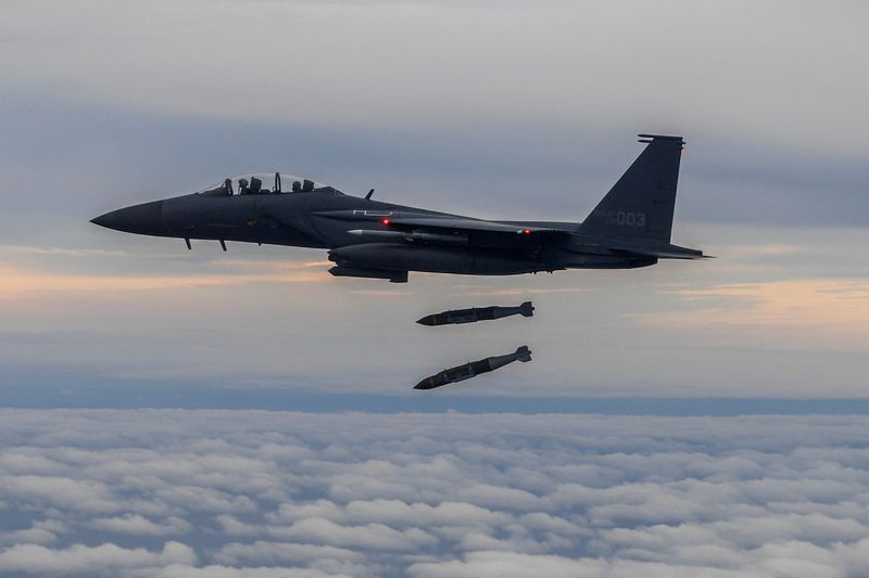 &copy; Reuters. Un avión de combate F-15K de la Fuerza Aérea de Corea del Sur participa en un simulacro de bombardeo conjunto con Estados Unidos en esta imagen de distribución proporcionada por el Ministerio de Defensa, Corea del Sur, 4 de octubre de 2022. Ministerio 