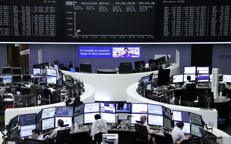 &copy; Reuters. Photo des traders travaillant à leur bureau devant l'indice boursier allemand. /Photo prise le 24 juin 2016/REUTERS/Staff