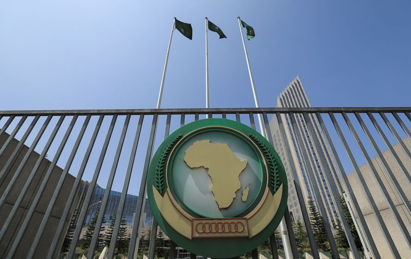 © Reuters. شعار الاتحاد الإفريقي علي المقر الرئيسي في أديس أديس أبابا  يوم  الثامن نوفمبر تشرين الثاني 2021. تصوير: تيكسا نيجري - لرويترز    

