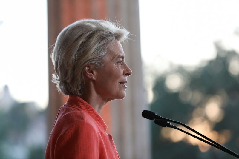 &copy; Reuters. FILE PHOTO: European Commission President Ursula von der Leyen speaks during the Athens Democracy Forum, at the Attalos arcade at the Roman Agora archaeological site in Athens, Greece, September 29, 2022. REUTERS/Louiza Vradi