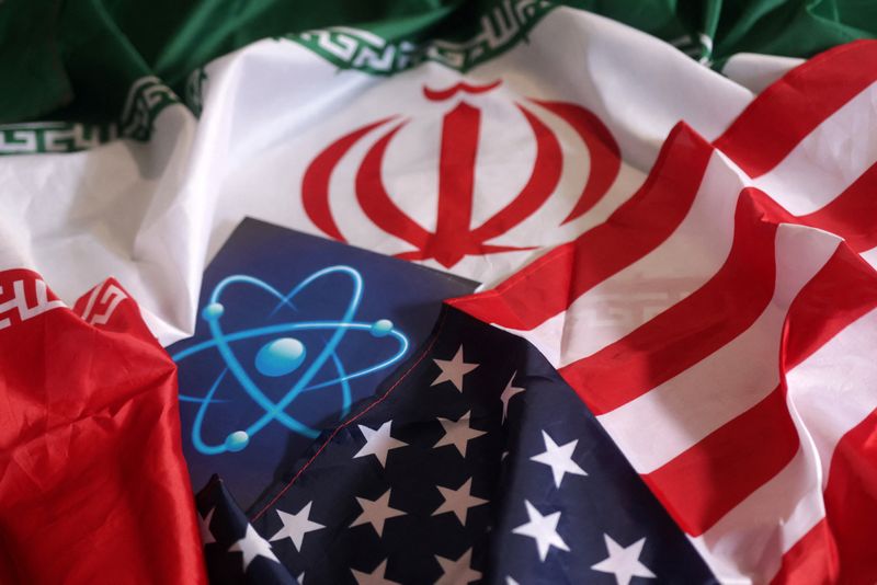 &copy; Reuters. FILE PHOTO: Atomic symbol, USA and Iranian flags are seen in this illustration taken September 8, 2022. REUTERS/Dado Ruvic/Illustration