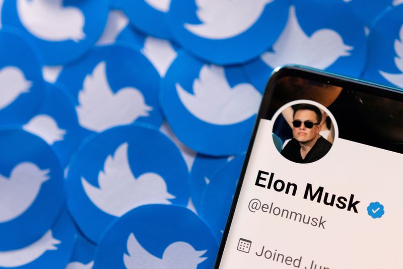 &copy; Reuters. Elon Musk's Twitter profile is seen on a smartphone placed on printed Twitter logos in this picture illustration taken April 28, 2022. REUTERS/Dado Ruvic/Illustration