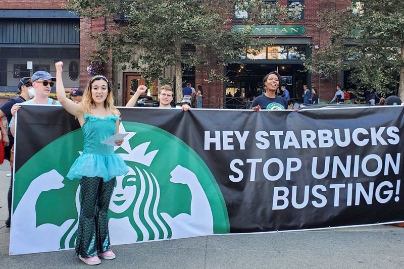 © Reuters. FILE PHOTO: Starbucks employees who support unionization protest in the company's hometown ahead of Investor Day, in Seattle, Washington, U.S. September 12, 2022. REUTERS/Hilary Russ/File Photo