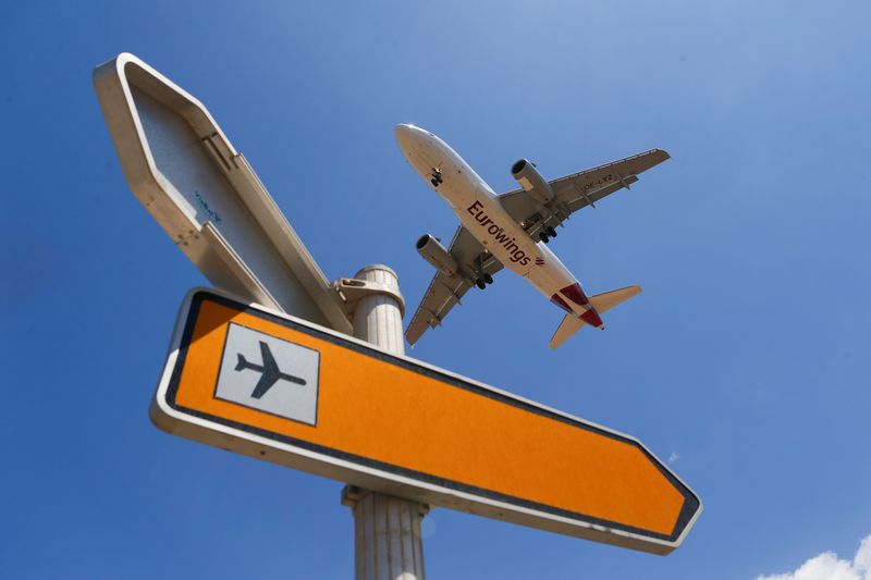 &copy; Reuters. FOTO DE ARCHIVO. Imagen referencial de un avión de Eurowings aterrizando en Mallorca, en Palma de Mallorca, España