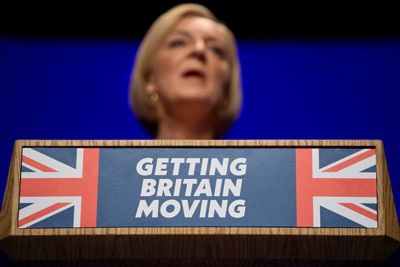 &copy; Reuters. La primera ministra británica, Liz Truss, habla en el escenario de la conferencia anual del Partido Conservador, en Birmingham, Reino Unido. 5 de octubre de 2022. REUTERS/Toby Melville