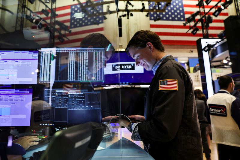© Reuters. Traders work on the floor of the New York Stock Exchange (NYSE) in New York City, U.S., September 6, 2022.  REUTERS/Brendan McDermid