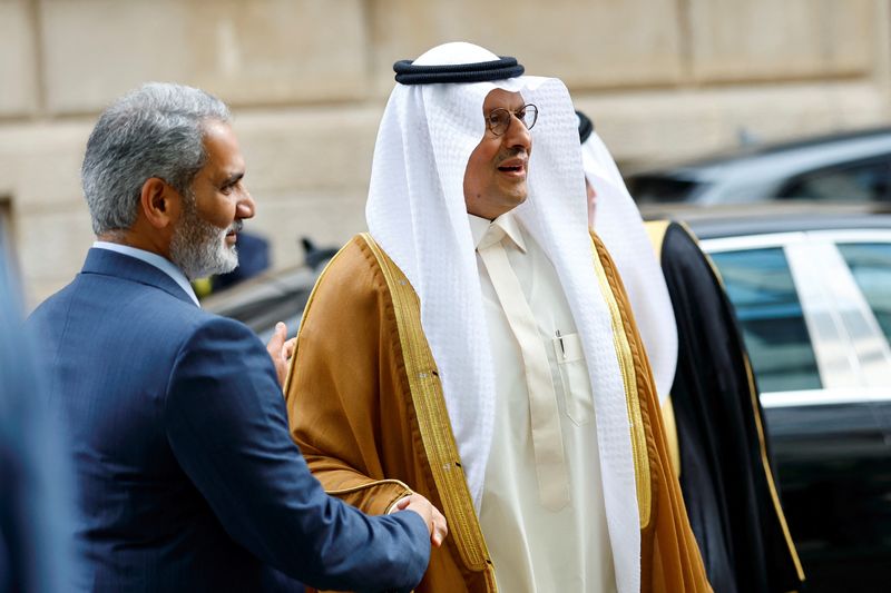 © Reuters. Saudi Arabia's Minister of Energy Prince Abdulaziz bin Salman Al-Saud and OPEC Secretary-General Haitham al-Ghais shake hands at the Organisation of the Petroleum Exporting Countries (OPEC) headquarters in Vienna, Austria October 5, 2022. REUTERS/Lisa Leutner