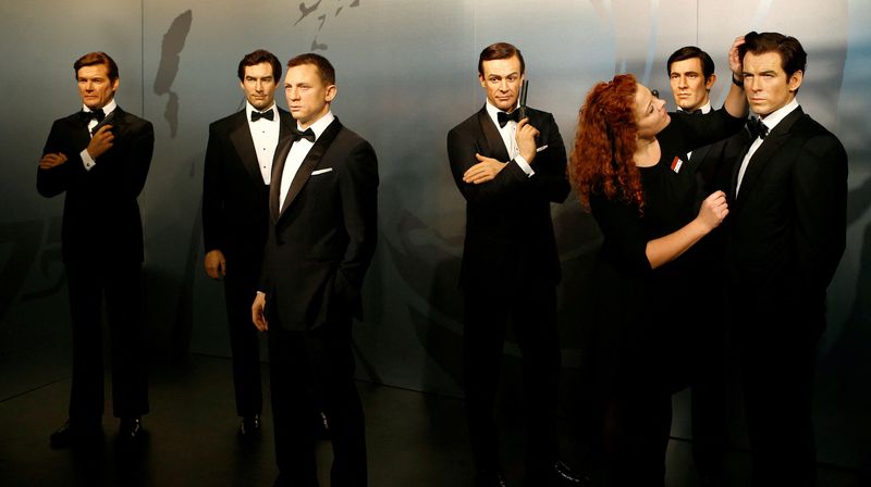 &copy; Reuters. Atores que interpretaram James Bond Roger Moore, Timothy Dalton, Daniel Craig, Sean Connery, George Lazenby e Pierce Brosnan em museu de cera de Berlim
 4/10/2016   REUTERS/Axel Schmidt