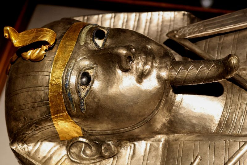 &copy; Reuters. التابوت الفضي للملك بسوسنس الأول في المتحف المصري يوم 27 سبتمبر أيلول 2022. تصوير: محمد عبدالغني - رويترز.