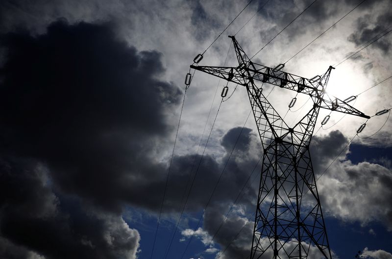 © Reuters. A pylon of high-tension electricity power lines is pictured in Donges, France, September 29, 2022. REUTERS/Stephane Mahe