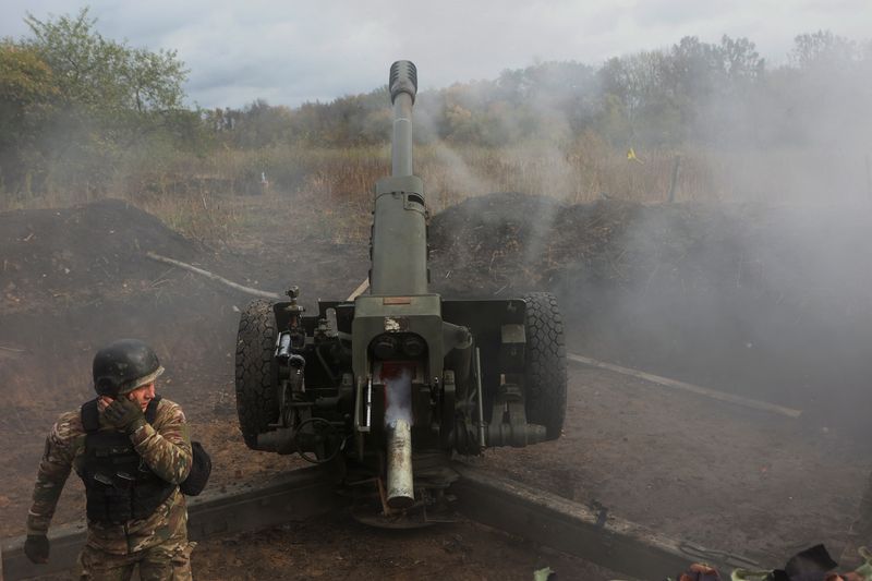 &copy; Reuters. Un miembro de la Guardia Nacional de Ucrania dispara un obús D-30 hacia las tropas rusas, en medio del ataque de Rusia a Ucrania, en la región de Járkov, Ucrania. 5 de octubre, 2022. REUTERS/Vyacheslav Madiyevskyy
