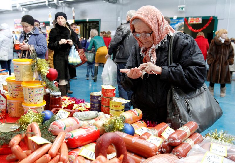 &copy; Reuters. FILE PHOTO: A woman counts money at a food fair in the village of Ulyanovka, south-east of Stavropol, Russia December 22, 2015. REUTERS/Eduard Korniyenko/File Photo