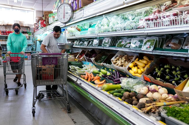 &copy; Reuters. A man arranges produce at Best World Supermarket in the Mount Pleasant neighborhood of Washington, D.C., U.S., August 19, 2022. REUTERS/Sarah Silbiger