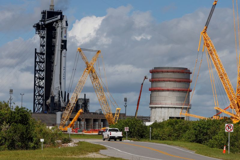 &copy; Reuters. Un cohete Falcon 9 de SpaceX con la cápsula Crew Dragon en la plataforma 39A, en Cabo Cañaveral, Florida, Estados Unidos, el 4 de octubre de 2022. REUTERS/Joe Skipper